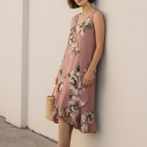 Chic Floral Midi Dress in Soft Pink